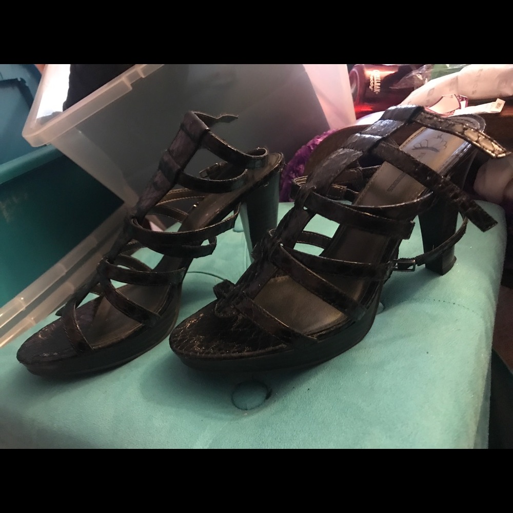 Black shiny high snake skin heels - Picture 2 of 6